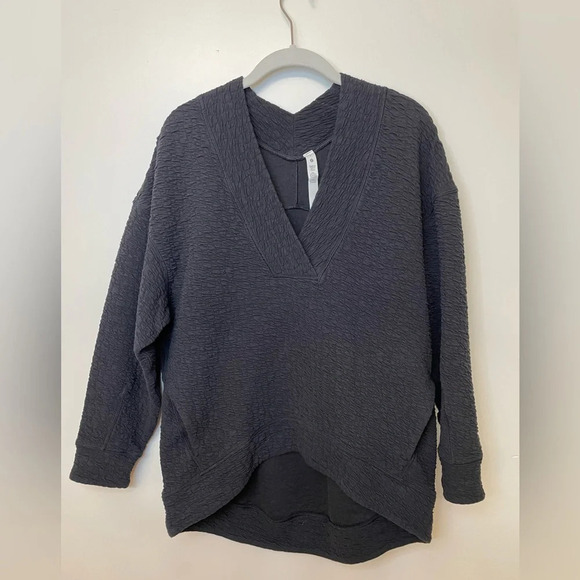 NWOT Lululemon|| Rippled V-Neck Pullover in Black Size 4 - Picture 2 of 11